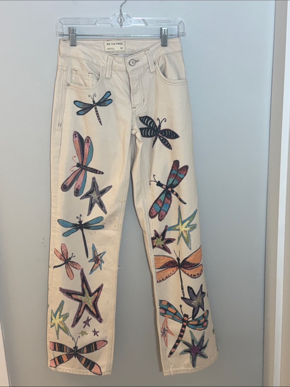 NWOT… We The Free …Cream Dragonfly & Star Straight-Leg Jeans

W-121/2
R-7
I-30